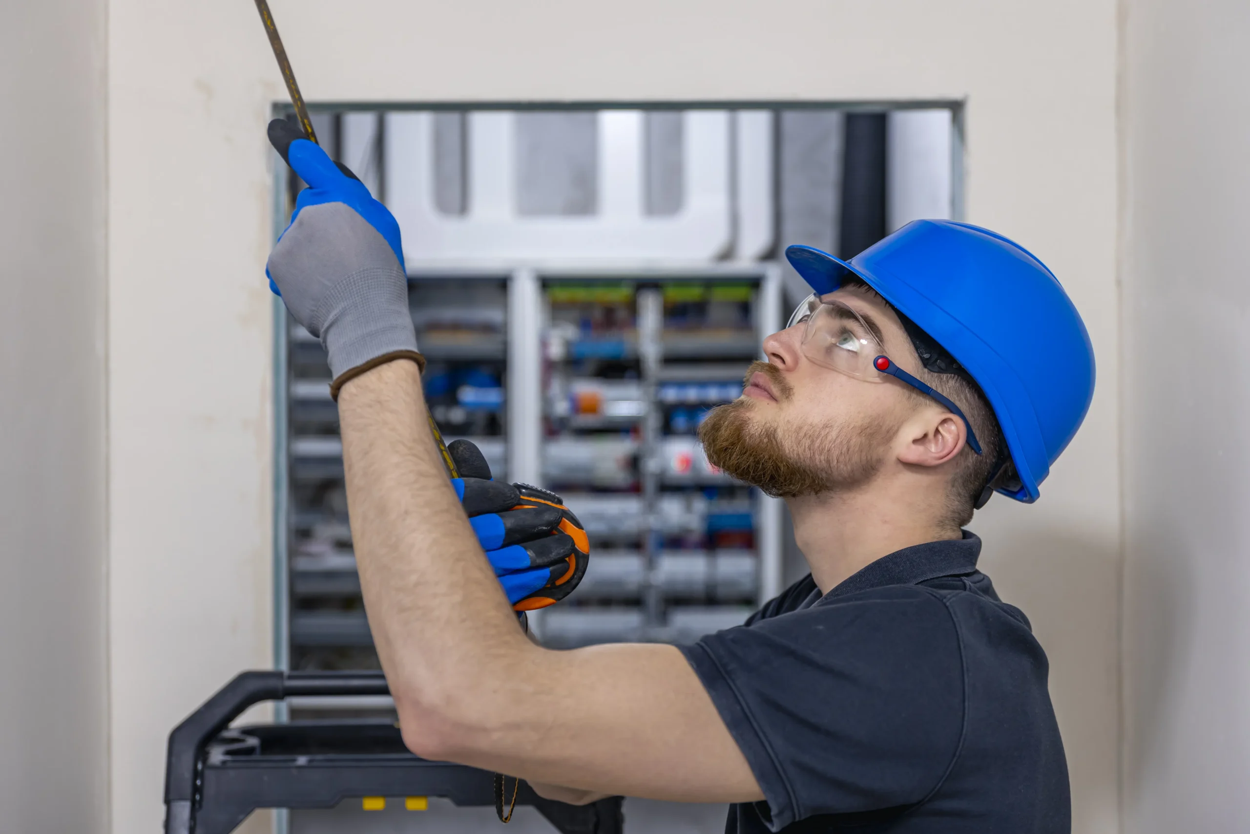 Trabajador de mantenimiento reparando instalación en hotel West Palm Beach — Team Plus empleos hoteleros Florida